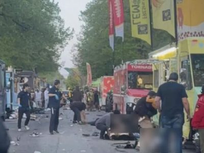 O mașină a intrat într-o mulțime foarte mare de oameni. Sunt zeci de morți și răniți