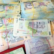 Avertisment urgent pentru românii cu bani la „saltea”. Suma maximă pe care o poți ține în casă fără riscuri să o declari la Fisc