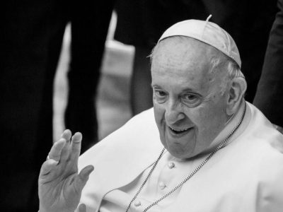 Ce a apărut pe mormântul Papei Francisc la câteva zile după înmormântare. Specialiștii spun că eroarea „este de neacceptat”