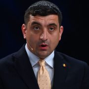 AUR, partidul lui George Simion nu a votat pentru tăierea pensiilor speciale. Știm și motivul. Unchiul lui George Simion are o pensie de 10.000 lei pe lună și este deputat AUR. Mătușa sa va avea o pensie de 24.000 lei pe lună și are vârsta de pensionare.