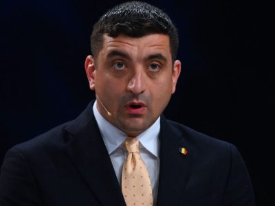 AUR, partidul lui George Simion nu a votat pentru tăierea pensiilor speciale. Știm și motivul. Unchiul lui George Simion are o pensie de 10.000 lei pe lună și este deputat AUR. Mătușa sa va avea o pensie de 24.000 lei pe lună și are vârsta de pensionare.