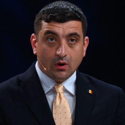 AUR, partidul lui George Simion nu a votat pentru tăierea pensiilor speciale. Știm și motivul. Unchiul lui George Simion are o pensie de 10.000 lei pe lună și este deputat AUR. Mătușa sa va avea o pensie de 24.000 lei pe lună și are vârsta de pensionare.