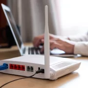 Uite cum poți face semnalul de la Wi-Fi să fie de 10 ori mai puternic, cu ajutorul unei cheițe de la o cutie de bere sau suc