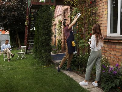 Cum Să Îți Amenajezi Singur Curtea: Sfaturi Utile Pentru Proiecte Mici de Construcții