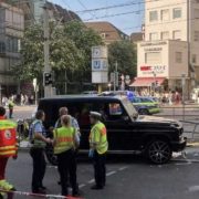 O mașină a intrat în plin în oamenii de pe trecerea de pietoni. Sunt răniți și morți