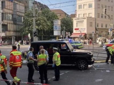 O mașină a intrat în plin în oamenii de pe trecerea de pietoni. Sunt răniți și morți