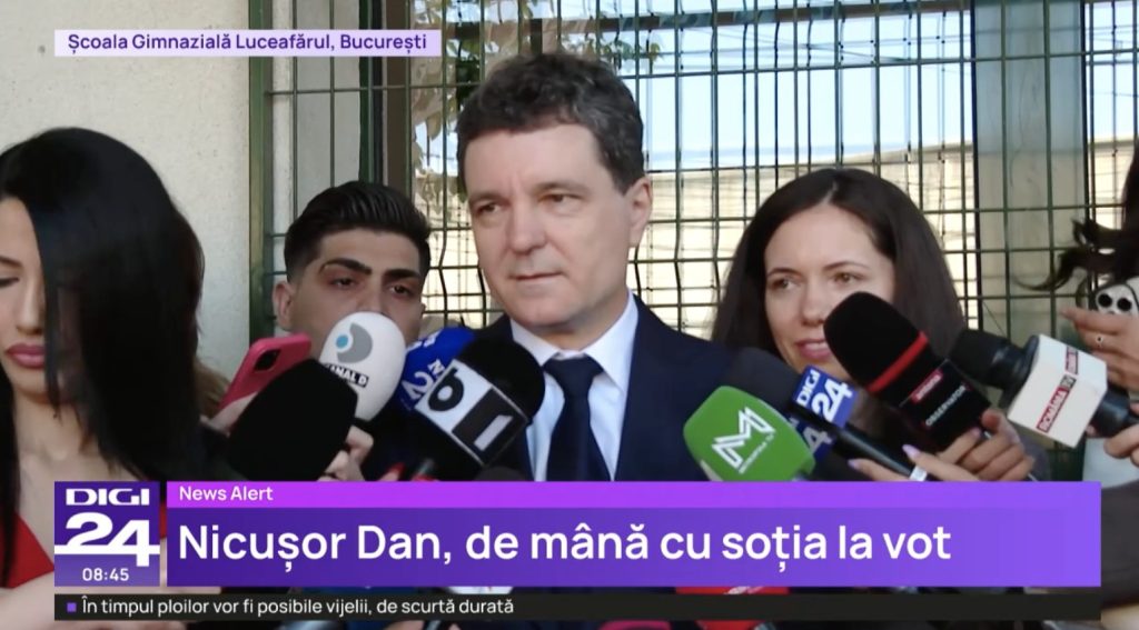 Nicușor Dan a votat alături de soție