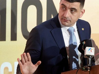 Cine este avocatul care vrea să-i reprezinte pro bono pe românii care au semnat contractele cu Simion pentru case
