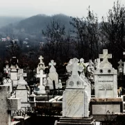 Lege nouă pentru locurile de veci. Românii scapă de mari bătăi de cap