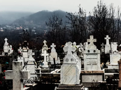 Lege nouă pentru locurile de veci. Românii scapă de mari bătăi de cap