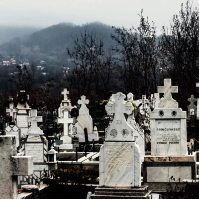 Lege nouă pentru locurile de veci. Românii scapă de mari bătăi de cap