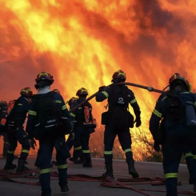 Stare de urgență în insula grecească Chios din cauza incendiilor masive. Aproape 200 de pompieri se luptă cu flăcările. VIDEO