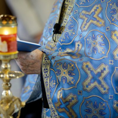 Preoții care cer bani pentru înmormântări sau căsătorii pot fi dați afară din biserică. Iata unde îi poți reclama