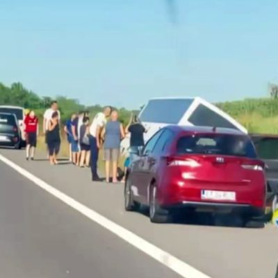 Un mort și mai mulți răniți, după ce un autocar plin cu copii s-a răsturnat pe autostrada A2
