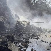 Avionul s-a prăbușit pe blocuri pline cu oameni. Numărul victimelor crește uriaș
