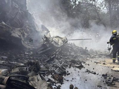 Avionul s-a prăbușit pe blocuri pline cu oameni. Numărul victimelor crește uriaș