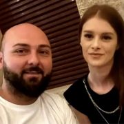 Asta-i mai lipsea. Din păcate este vorba de Alex Marcu și fetița lui