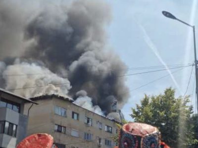 Incendiu puternic. A început evacuarea