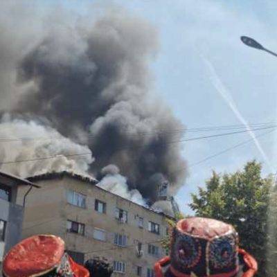 Incendiu puternic. A început evacuarea
