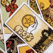 Tarot zodii luna iulie. Un nativ scapă de necazuri, altul începe o nouă viață. Peste cine se revarsă norocul