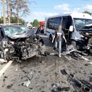 Accident îngrozitor între un microbuz plin cu oameni și o mașină. Sunt cel puțin 10 victime