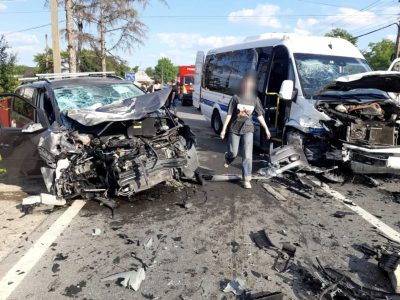 Accident îngrozitor între un microbuz plin cu oameni și o mașină. Sunt cel puțin 10 victime