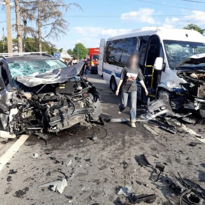 Accident îngrozitor între un microbuz plin cu oameni și o mașină. Sunt cel puțin 10 victime