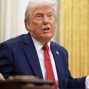 Donald Trump mătură pe jos cu Macron