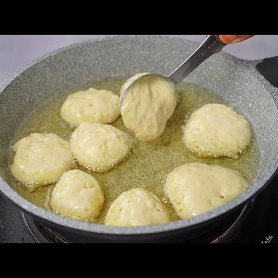 Rețeta bunicii de gogoși cu lingura! Sunt atât de delicioase încât și se topesc în gură
