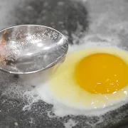 De ce să torni o lingură de apă când faci ouă ochiuri