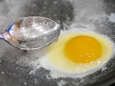 De ce să torni o lingură de apă când faci ouă ochiuri