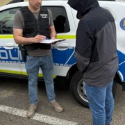 Metoda inedită prin care un tânăr fura sume uriașe de bani din seiful unui hotel. Polițiștii au rămas mască