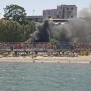Panică pe litoral. Un incendiu puternic a izbucnit lângâ o plajă plină de turiști în Constanța