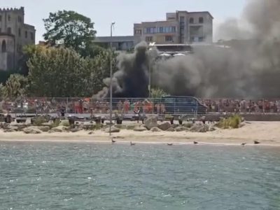 Panică pe litoral. Un incendiu puternic a izbucnit lângâ o plajă plină de turiști în Constanța