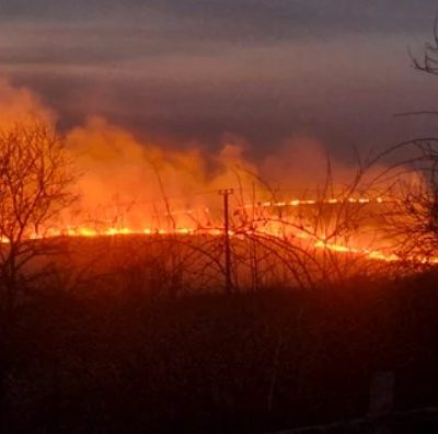 Incendii devastatoare în România. Pompierii se luptă din greu la sol și din aer să stingă flăcările