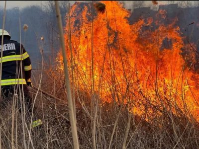 Incendiu devastator din cauza unui trăsnet. Localitatea din România devastată de furtună