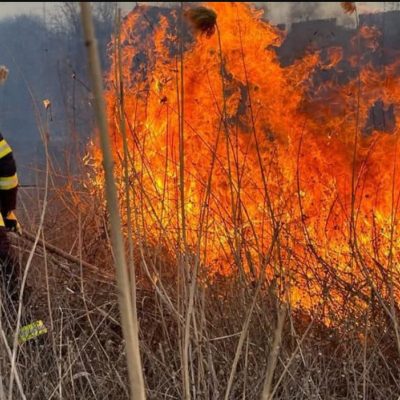 Incendiu devastator din cauza unui trăsnet. Localitatea din România devastată de furtună