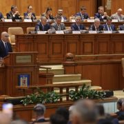 El a ţinut să precizeze că numărul de semnături nu este suficient pentru a şi trece moţiunea şi a făcut apel la parlamentarii care au criticat măsurile din Pachetul 1 să nu se rezume cu vitejia doar la declaraţii tv şi să voteze moţiunea. Conducerea Parlamentului s-a reunit miercuri, de la ora 16:30, pentru a stabili programul de dezbatere şi votare a moţiunii de cenzură depusă de AUR, în urma asumării răspunderii Guvernului pe primul pachet de măsuri fiscale. BPR-urile au decis că joi, de la ora 10.00, are loc citirea moţiunii, iar dezbaterea şi votul, luni, de la ora 15.00.