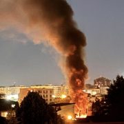 Incediu purernic. Ard fară oprire , oameii sunt disperați și-au pierdut totul