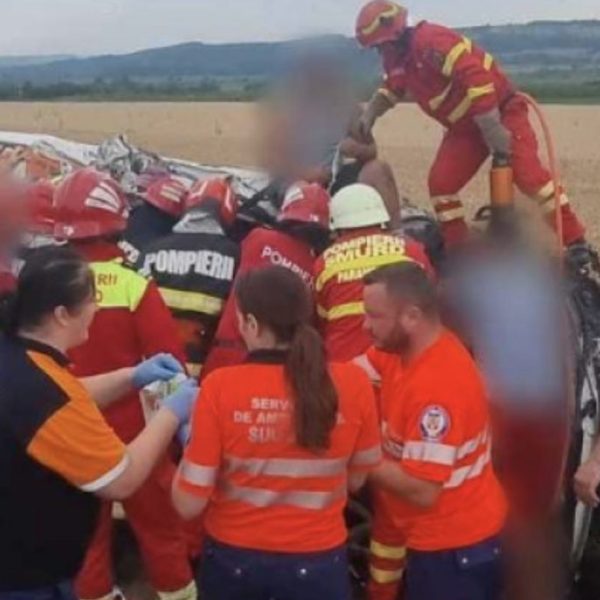 Accident groaznic. Un microbuz plin cu oameni s-a ciocnit de un TIR. Sunt multe victime