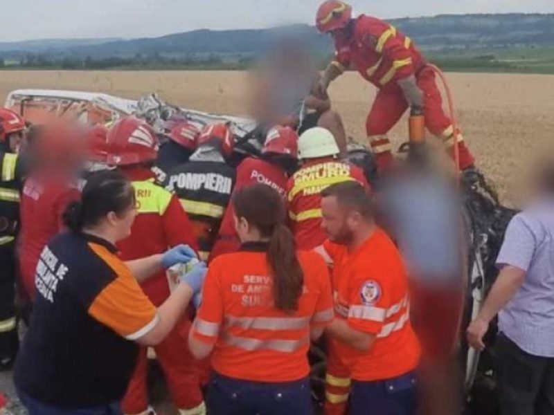 Accident groaznic. Un microbuz plin cu oameni s-a ciocnit de un TIR. Sunt multe victime