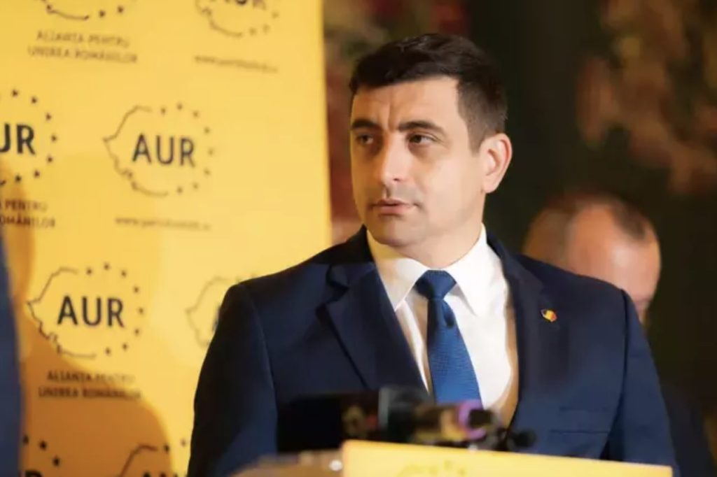 „PNL, PSD, USR şi UDMR au făcut scut pentru sărăcirea românilor! Vom ataca Legea austerităţii la CCR. Alianţa pentru Unirea Românilor a depus şi susţinut astăzi, cu toată forţa politică de care dispune, moţiunea de cenzură împotriva Guvernului Bolojan. A fost primul instrument legal pe care opoziţia îl are la dispoziţie pentru a opri măcelul economic pus la cale de această coaliţie toxică formată din PNL, PSD, USR şi UDMR. Nu ne vom opri aici. Vom depune moţiuni de cenzură şi după următorul pachet de măsuri de austeritate şi de câte ori va fi nevoie. Pentru că acest guvern trebuie să cadă!”
Liderii formațiunii spun că măsurile adoptate în Parlament reprezintă un atac direct asupra oamenilor simpli, care duc greul, și acuză ipocrizia partidelor din coaliție, în special PSD. AUR afirmă că „o coaliţie cinică, plină de privilegiaţi şi sinecurişti, care a votat pentru tăieri de salarii, îngheţări de venituri, impozite noi pentru micii întreprinzători, taxe mai mari pentru toţi românii şi o creştere generalizată a TVA” se ascunde în spatele discursurilor despre solidaritate, în timp ce se bucură de poziții de lux în guvern.
„Îşi bat joc de români mimând austeritate! Au cinci vicepremieri! Nu unu, nu doi, nu trei. Cinci! Fiecare dintre aceşti cinci vicepremieri are secretare, consilieri, telefoane, maşini, birouri şi tone de sinecuri în spate. Iar politrucii aflaţi la putere vin cu discursuri populiste, cerând românilor «solidaritate»?!”
În paralel, partidul subliniază că mamele, pensionarii și micii întreprinzători sunt direct afectați de aceste decizii. Criticile vin și pe fondul faptului că unele partide care public se dezic de măsurile de austeritate, în realitate le susțin prin voturile date în Parlament.
Reprezentanții AUR insistă că actuala clasă politică protejează interesele proprii și că românii sunt mințiți în mod constant. Aceștia subliniază că AUR nu are nicio responsabilitate pentru situația actuală a țării și că a devenit singura voce autentică a opoziției.
„Am auzit azi, în plen, doar atacuri la adresa AUR. Nu pentru că AUR ar avea vreo vină, ci pentru că le e frică de noi. Nu AUR a guvernat România în ultimii 35 de ani. Nu AUR a împrumutat zeci de miliarde pe spatele copiilor noştri. Nu AUR a distrus economia cu restricţii aberante, cu vaccinări forţate, cu crize energetice fabricate, cu alegeri fraudate. AUR este astăzi singura forţă politică reală de opoziţie, singura voce care se ridică în Parlament şi spune lucrurilor pe nume.”
Aceștia spun că puterea actuală este deranjată de creșterea susținerii publice pentru AUR și de faptul că românii încep să vadă în această formațiune o alternativă reală la coaliția PNL-PSD-USR-UDMR.
„Le e frică de faptul că suntem singura forţă care îi poate da jos. Le e frică de milioanele de români care încep să deschidă ochii şi să înţeleagă că această alianţă PNL-PSD-USR-UDMR nu guvernează în interesul poporului, ci în interesul propriilor privilegii.”
În plenul Parlamentului, moțiunea de cenzură depusă de AUR împotriva Guvernului Bolojan a fost respinsă. Din totalul voturilor, doar 134 au fost „pentru”, departe de cele 233 necesare pentru a demite Executivul. Patru voturi au fost „împotrivă”, iar restul membrilor coaliției au fost prezenți în sală, dar nu au participat la vot.
În ciuda eșecului moțiunii, AUR își mută bătălia în zona juridică și mizează pe o decizie favorabilă de la Curtea Constituțională. Formațiunea spune că va ataca Legea austerității în baza unor articole considerate neconstituționale și invocă discriminarea economică.
„Nu ne vom opri. Vom mai depune moţiuni. În august. În septembrie. În fiecare sesiune. Vom contesta la Curtea Constituţională. Vom interpela. Vom merge până la capăt. Dar nu putem câştiga fără sprijinul şi fără implicarea fiecărui român. În timp ce românilor li se cere sacrificiul, în vârful guvernului stau cinci vicepremieri – unul de la PNL, unul de la PSD, unul de la USR, unul de la UDMR şi unul de la Cotroceni. Cinci! Cinci vicepremieri care cer «austeritate» de la cei care n-au ce pune pe masă. Dacă PSD şi USR continuă să voteze împreună, dacă PNL şi UDMR ţin România în jugul birocraţiei, dacă televiziunile plătite din subvenţiile partidelor continuă să mintă, atunci viitorul ţării este compromis.”