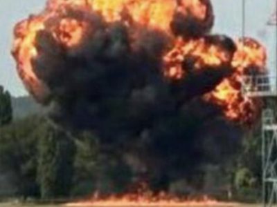 Un avion a explodat într-o bilă uriașă de foc, la scurt timp de la decolare. Nu se știe câți oameni erau la bord