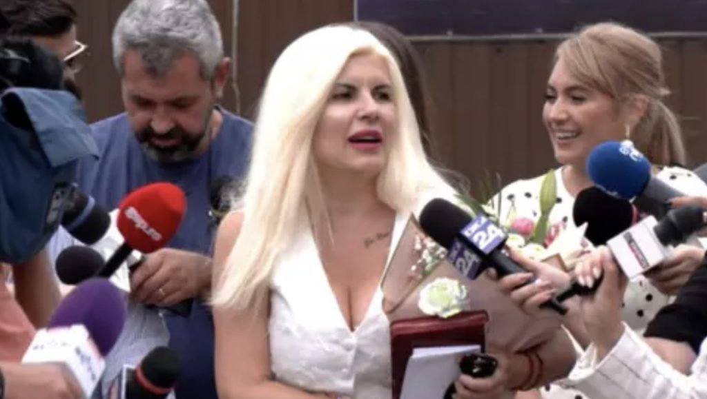 „Atunci când m-am gândit să îmi tatuez mesajul acesta pe umăr, mă aflam în Costa Rica și mă aflam închisă, și toate femeile aveau tatuate numele copiilor pe brațe. Mi s-a părut că, într-adevăr, este un lucru care te ține aproape de copilul tău atunci când tu nu ești lângă el”. Declarațiile Elenei Udrea la ieșirea din închisoare Întrebată dacă se gândește să revină în viața politică, Elena Udrea a spus că nu punctând totuși ironică: „deși, văzând cine face politică azi, mai că m-ar bate gândul să reintru în scenă. Glumesc”. Ea spune că își dorește o perioadă de liniște cu familia și se bazează pe sprijinul soțului până se va decide asupra viitorului profesional. Fostul ministru crede și acum că nu a produs pagube prin Gala Bute, oferind un răspuns mistic: