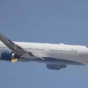 Ultimă oră. Un avion cu sute de pasageri la bord a luat foc în aer. Piloții și oamenii suntt disperați