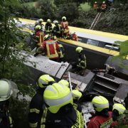 Un tren cu 100 de pasageri a deraiat grav, sunt mulți morți peste 34 de răniți