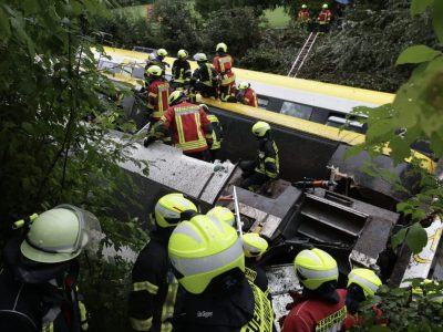 Un tren cu 100 de pasageri a deraiat grav, sunt mulți morți peste 34 de răniți