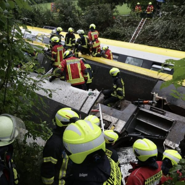 Un tren cu 100 de pasageri a deraiat grav, sunt mulți morți peste 34 de răniți