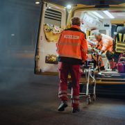 Accident înfiorător pe o șosea din România. Impactul a fost fatal pentru un șofer, iar alte persoane sunt rănite