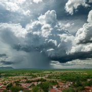 Fenomenele meteo lovesc din plin România. ANM a emis alerte de furtuni violente